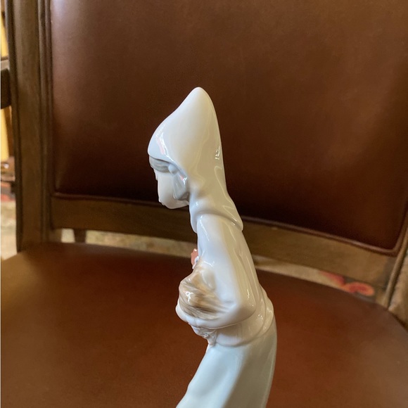 LLADRO FARM GIRL/ CHICKEN - Picture 3 of 7